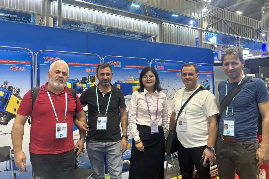 Overseas buyers meeting Telhoo staff at a pipe bending machine trade show